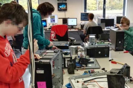 Structuurklas students working on computers