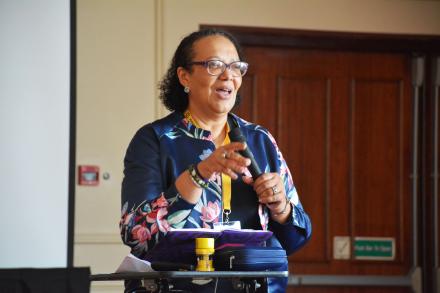 Dorothy Gordon dando uma palestra no LPI Summit 2017 em Dublin