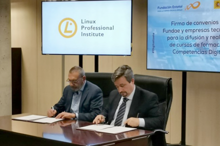 Henry Chalup firma l'accordo con il direttore generale della Fundae, Antonio de Luis Acevedo (a destra) Henry Chalup firma l'accordo con il direttore generale della Fundae, Antonio de Luis Acevedo (a destra)