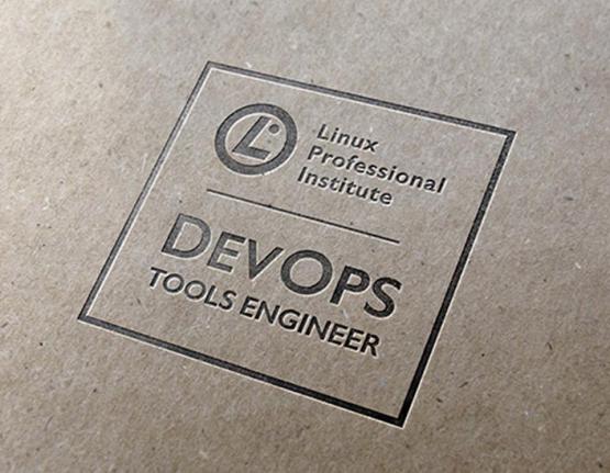DevOps Tools Engineer logo sur fond de papier
